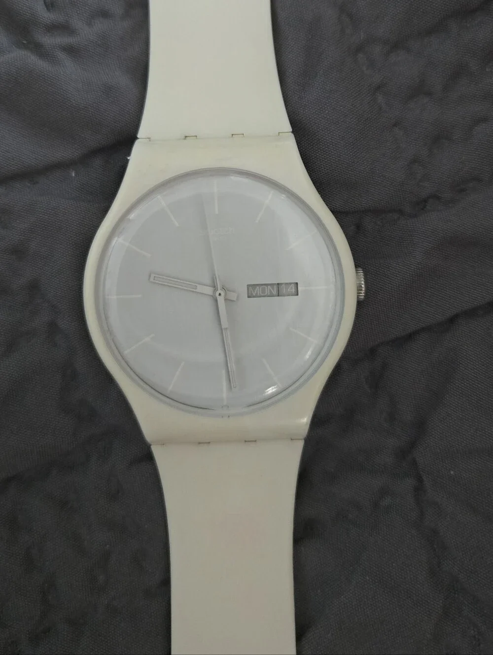 Swatch White Rebel SUOW701 41 mm Vintage Watch Ag 2010 Needs A Battery